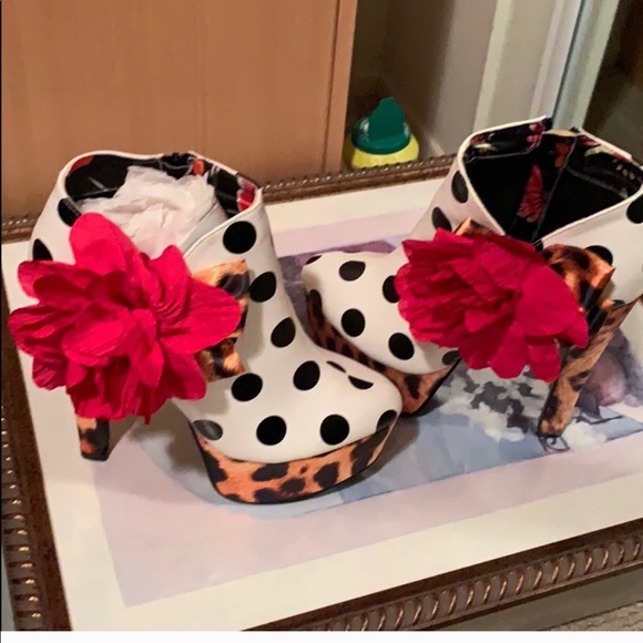 NWOT Fast Fabulous 6” heel booties - Picture 5 of 5